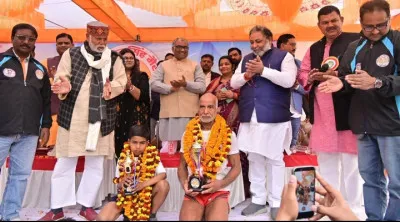 मैराथन के खास सितारे बने बलिया के ये दो धावक, परिवहन मंत्री ने ऐसे बढ़ाया उत्साह