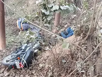 बलिया में दर्दनाक सड़क हादसा: विद्युत पोल से टकराई बाइक, दो युवकों की मौत