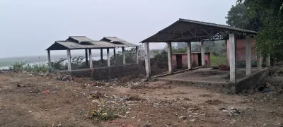 Ballia News : उपेक्षा का शिकार गंगा किनारे पचरुखिया घाट का अंत्येष्टि स्थल
