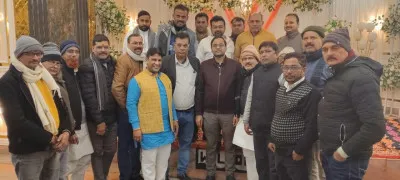 बलिया से स्थानांतरित डीआई के सम्मान में आयोजित समारोह में दवा कारोबारियों की भावनाएँ उमड़ीं, कई हुए भावुक।