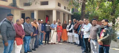 Ballia News : सड़क हादसे में मृत शिक्षक को श्रद्धांजलि देते वक्त भावुक हुए टीम मेंबर्स