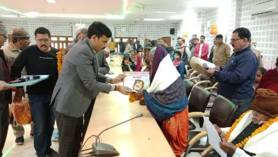 वेटरन्स डे पर वीर नारियों और भूतपूर्व सैनिकों को बलिया डीएम ने किया सम्मानित