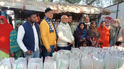 Ballia News : जरूरतमंदों के बीच सेवा कार्य कर पुत्रों ने मनाई पिता की पुण्यतिथि
