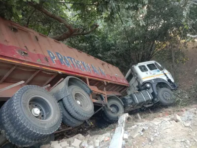 बलिया में विद्युत पोल तोड़ते हुए 20 फीट गहरी खाई में गिरा ट्रेलर, घंटों बाधित रही बिजली आपूर्ति