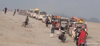 Ballia News: खरीद–दरौली घाट पीपा पुल के पास रेत पर लगा भीषण जाम, बना चर्चा का विषय
