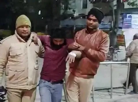 Azamgarh News: शराब तस्करों से पुलिस की मुठभेड़, दो गिरफ्तार; 10 लाख से अधिक की 60 पेटी शराब बरामद