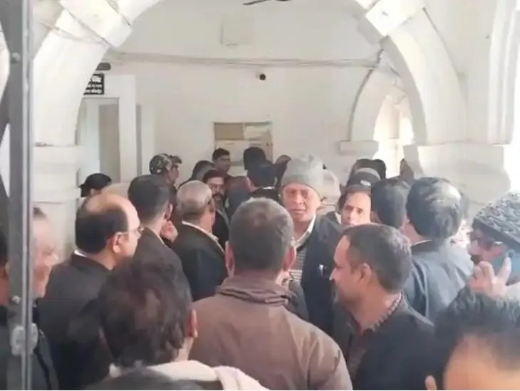 बलिया में यूजीसी के नए नियमों का विरोध, अधिवक्ताओं ने डीएम को सौंपा ज्ञापन