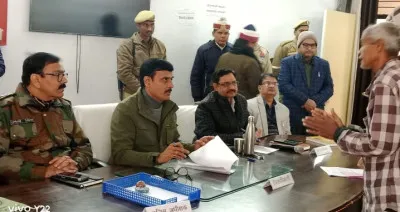 जीवित व्यक्ति को मृत दिखाकर बंद की पेंशन, बलिया डीएम ने लिया कड़ा एक्शन