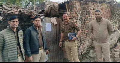 बलिया में नाबालिग से दुष्कर्म : फरार आरोपी के घर कुर्की की नोटिस चस्पा, 25 हजार का इनाम घोषित