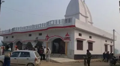 बलिया में चोरों ने एक और मंदिर को बनाया निशाना, ताला तोड़कर देवी-देवताओं के आभूषण व दानपेटी पर हाथ साफ