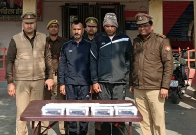 बलिया में लग्जरी कार से हथियारों की तस्करी का खुलासा, सगे भाई रायफल–तमंचों के साथ गिरफ्तार