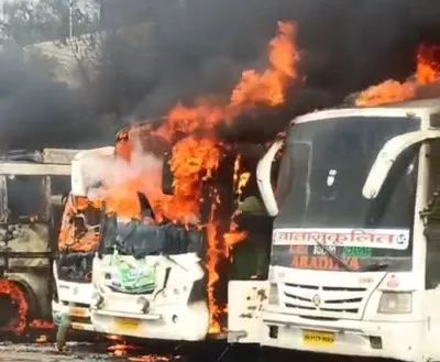 रांची: खादगढ़ा बस स्टैंड में भीषण आग, छह बसें जलकर राख; साजिश की आशंका