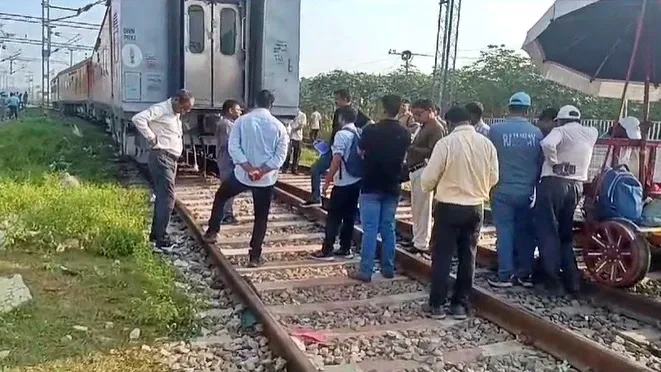लखनऊ में ट्रेन से कटकर दो युवतियों की मौत, गांव में पसरा मातम