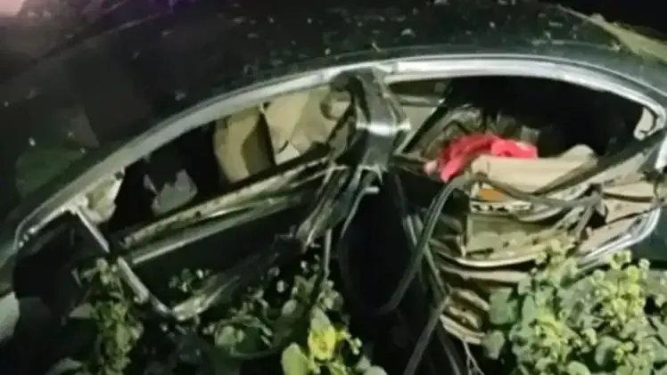 रायबरेली में सड़क हादसा: तेज रफ्तार कार पेड़ से टकराई, तीन दोस्तों की मौत