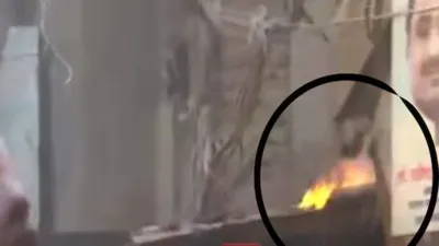 वाराणसी में दालमंडी ध्वस्तीकरण के दौरान दुकानदार ने मकान के छज्जे पर आग लगाई