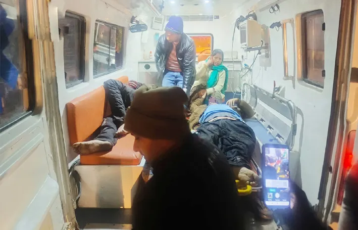 यमुना एक्सप्रेसवे पर कंटेनर की चपेट में आए बस यात्री, छह की मौत, एक घायल