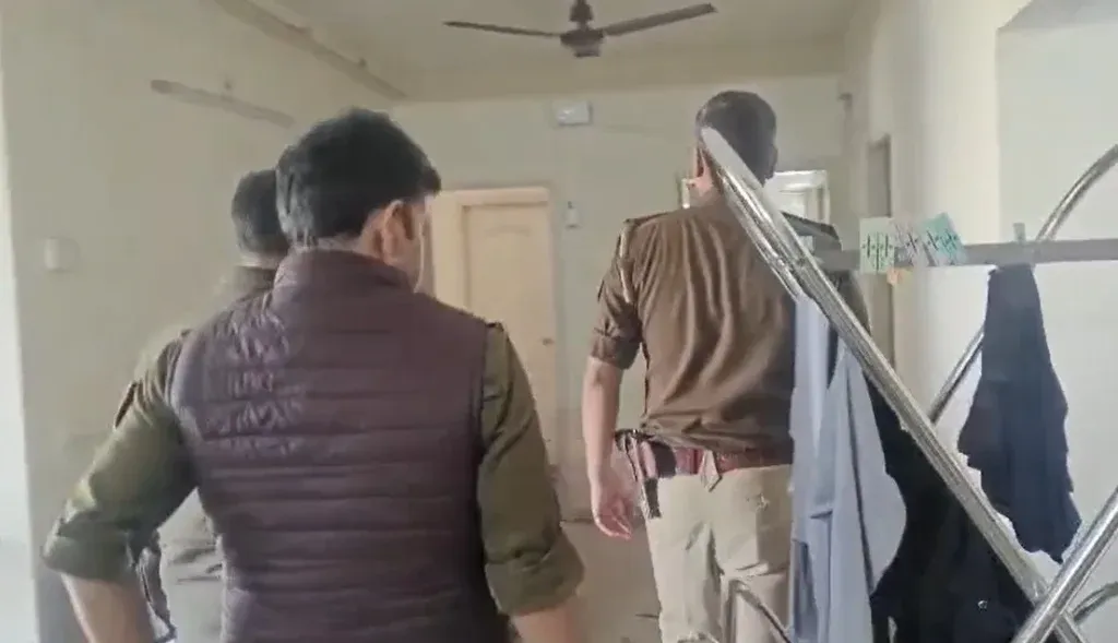 ग्रेटर नोएडा वेस्ट में युवती की गोली लगने से मौत, दिल्ली पुलिस के हेड कांस्टेबल की लाइसेंसी पिस्टल से चली गोली