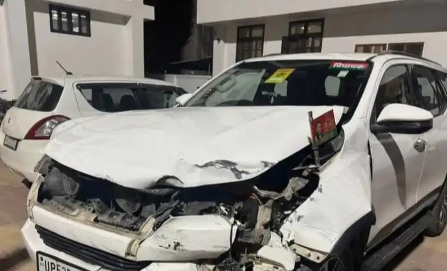 आजमगढ़ की सगड़ी सीट से सपा विधायक की फॉर्च्यूनर दुर्घटनाग्रस्त, सभी सवार सुरक्षित