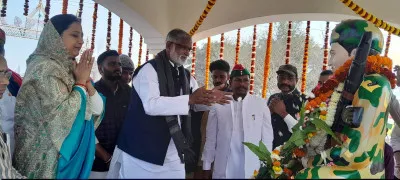 बलिया में शहीद प्रवीण कुमार सिंह की पुण्यतिथि पर श्रद्धांजलि, विधायक केतकी सिंह ने स्मृति द्वार के लिए किया भूमि पूजन