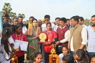 सुखपुरा फुटबॉल टूर्नामेंट: पेनल्टी शूटआउट में झारखंड को हराकर पडरौना ने जीता खिताब