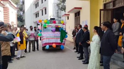 बलिया में जनपद न्यायाधीश ने विधिक सेवा शिविर के प्रचार वाहन को हरी झंडी दिखाकर किया रवाना