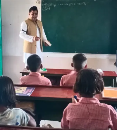 टीईटी की अनिवार्यता के विरोध में बलिया के शिक्षकों ने काली पट्टी बांधकर किया शिक्षण कार्य