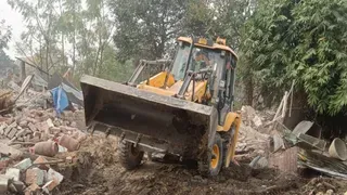 बलिया में अतिक्रमण हटाने पहुंची टीम पर पथराव, पुलिस को छोड़ने पड़े आंसू गैस के गोले