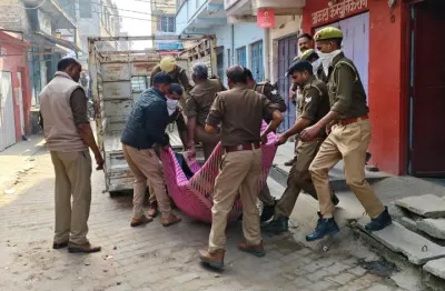 बलिया में दो शव मिलने से हड़कंप, एक ही घर में युवक फंदे पर लटका मिला, बक्से में मिली किन्नर की लाश