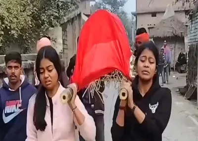 मां की मौत पर भी नहीं मिला सहारा, बेटियों ने दी अर्थी को कंधा और मुखाग्नि