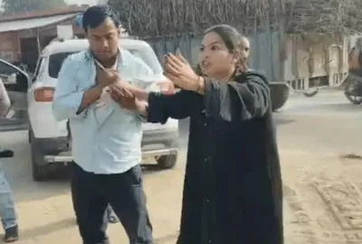 सीतापुर में दंपती के बीच सड़क पर विवाद, शिक्षक और पत्नी आमने-सामने; वीडियो वायरल