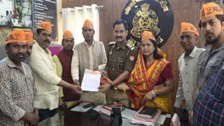 Ballia News : सीएम योगी की मां पर अभद्र टिप्पणी का आरोप, मौलाना के खिलाफ दी तहरीर