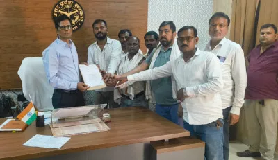 जनगणना 2027: बलिया में शिक्षामित्रों ने बीएसए को ज्ञापन सौंपकर प्रगणक बनाने की मांग उठाई