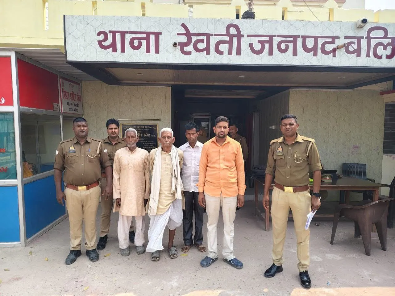 Ballia News : रेवती पुलिस ने चार वारंटियों को किया गिरफ्तार, न्यायालय के NBW पर हुई कार्रवाई