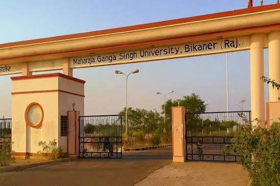 बीकानेर : बी.एड. प्रथम सेमेस्टर प्रश्नपत्र त्रुटि पर विवाद, विद्यार्थियों के लिए निशुल्क बस यात्रा की मांग