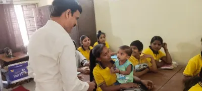 होली पर बलिया डीएम ने बालिका गृह में बांटी खुशियां, बच्चियों को खिलाई गुझिया और दिए नए कपड़े