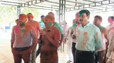 बलिया में डीएम-एसपी ने खेली फूल और गुलाल की होली, पुलिस जवानों ने किया जमकर डांस