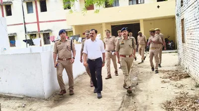 बलिया : एसपी ने दो थानों का किया औचक निरीक्षण, दिए आवश्यक निर्देश