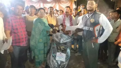 रात्रिकालीन क्रिकेट प्रतियोगिता में बलिया बहेरी बनी विजेता, इलेक्ट्रॉनिक स्कूटी से नवाजी गई टीम