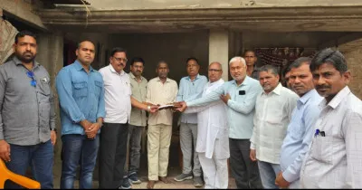 Ballia News : शिक्षकों ने दिखाई संवेदनशीलता, दिवंगत रसोईया के परिजन को दी आर्थिक सहायता