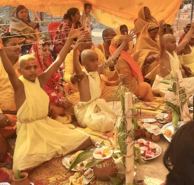 महर्षि भृगु की तपोभूमि पर गूंजे वेद मंत्र, बलिया में 21 बटुकों का सामूहिक उपनयन संस्कार