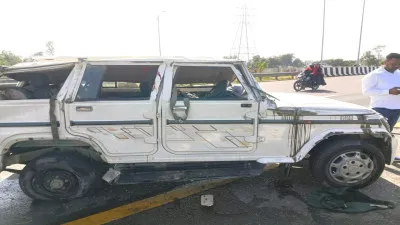 बाराबंकी में टायर फटने से बोलेरो पलटी, तीन की मौत, आठ घायल