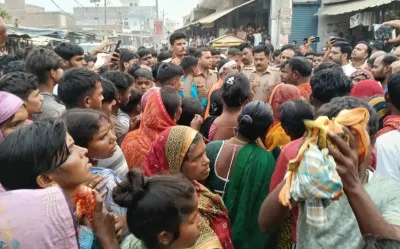 Ballia News : धनजी हत्याकांड में शव सड़क पर रखकर प्रदर्शन, आरोपितों की गिरफ्तारी की मांग