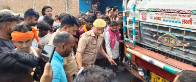 Ballia News : भीषण सड़क हादसे में बाइक सवार युवक की मौत, एक गंभीर घायल