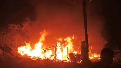 बलिया के बैरिया में भीषण आग से परिवार बेघर, जिंदा जली जर्सी गाय