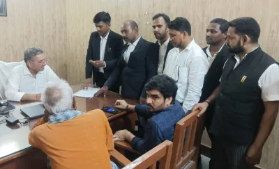 जन्म प्रमाण-पत्र निर्गत करने में अनियमितताओं को लेकर अधिवक्ताओं ने डीएम को सौंपा ज्ञापन
