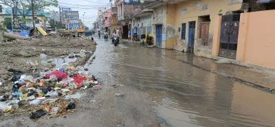 बलिया-बांसडीह मार्ग पर सीवर खुदाई में जल निगम पाइपलाइन टूटी, जलभराव से लोग परेशान