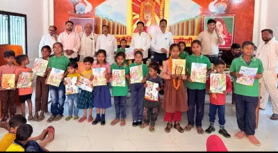 बलिया: पुस्तक और पुरस्कार वितरण के बीच परिषदीय बच्चों ने निकाली ‘स्कूल चलो’ रैली