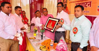 बलिया में दिवंगत शिक्षक की स्मृति में परिवार की बड़ी पहल, स्कूल को मिला इन्वर्टर