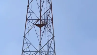 बाराबंकी में प्रेम प्रसंग को लेकर हाई वोल्टेज ड्रामा, बीएसएनएल टावर पर चढ़ा युवक