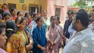 Ballia News : साइबर ठगी के बाद PHC में हंगामा, एएनएम धरने पर बैठीं, अधीक्षक ने दी मदद और इस्तीफे का किया ऐलान